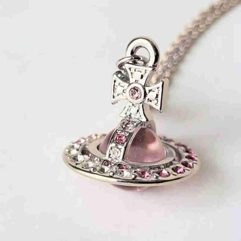 603115-MLV88807840064_082025 Collar Mini Orbe Nana Saturno Rosa Vivienne Wetswood 1.5cm