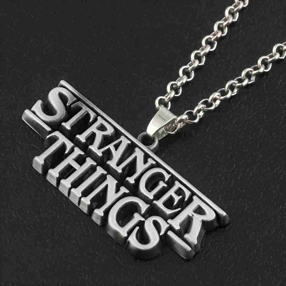 635700-MLV103013702445_122025 Collar Stranger Things Plateado
